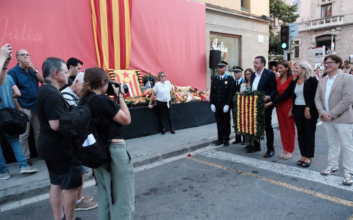 Ofrena floral per la Diada de Catalunya 2026 a Vic. - Oriol Clavera