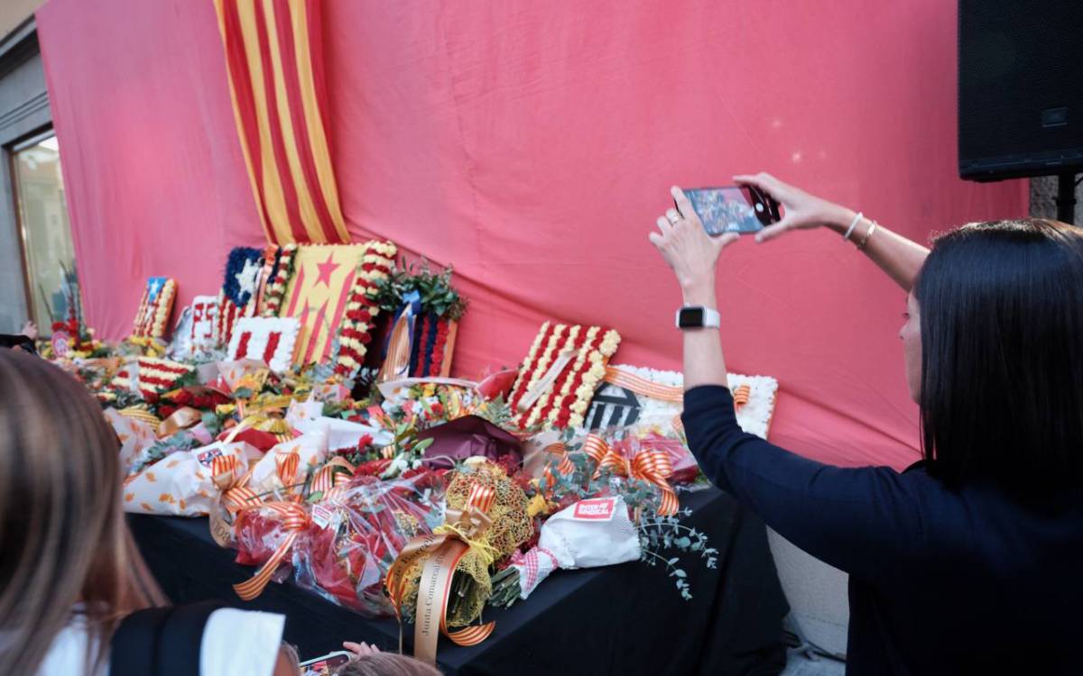 La tradicional ofrena floral a Bac de Roda marca la commemoració de la Diada a Vic