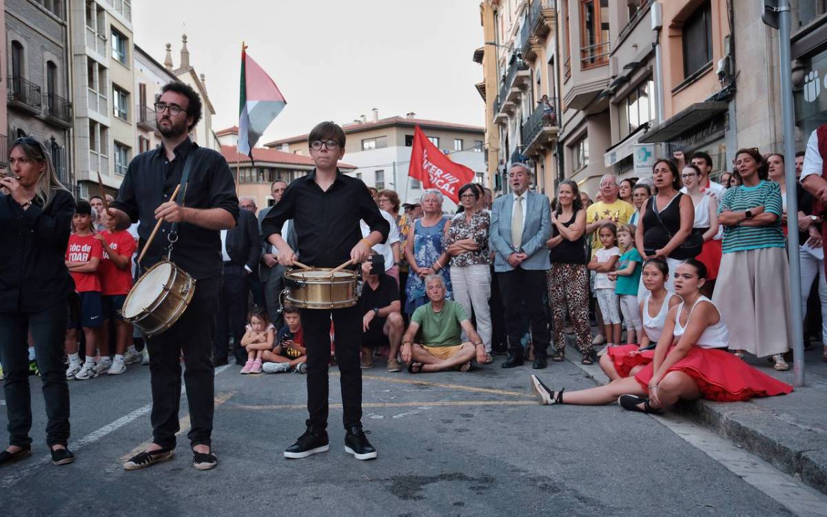 Ofrena floral per la Diada de Catalunya 2026 a Vic. - Oriol Clavera