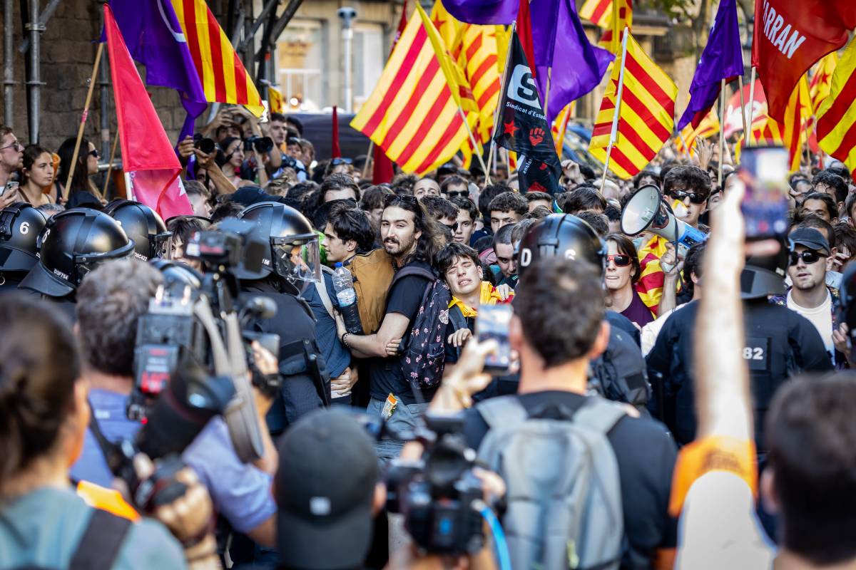 Un moment de les càrregues policials durant la manifestació en contra d'Aliança Catalana - Hugo Fernández