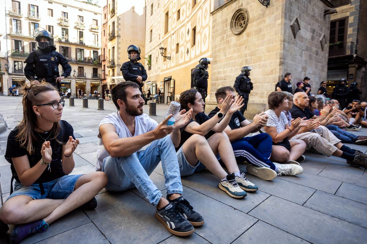 Manifestants davant de Santa Maria del Mar - Hugo Fernández