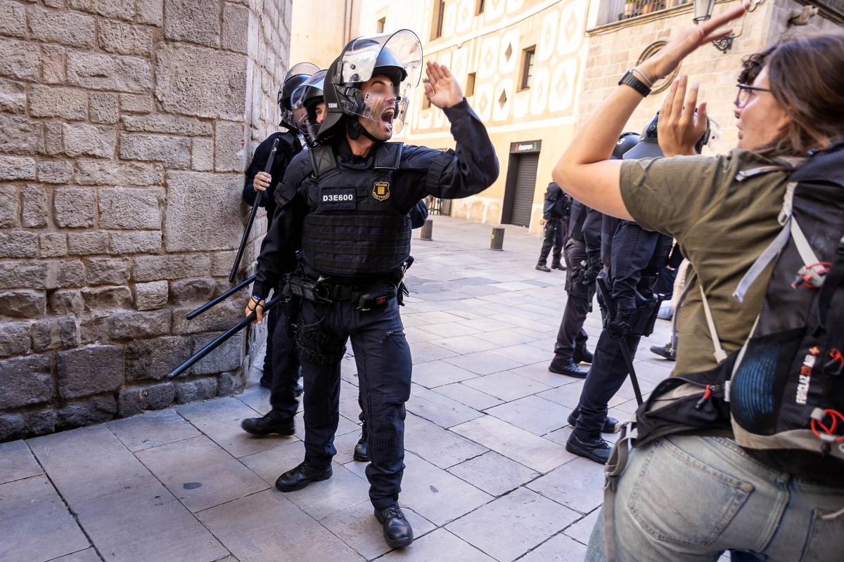 Moments de tensió entre els Mossos d'Esquadra i els manifestants - Hugo Fernández
