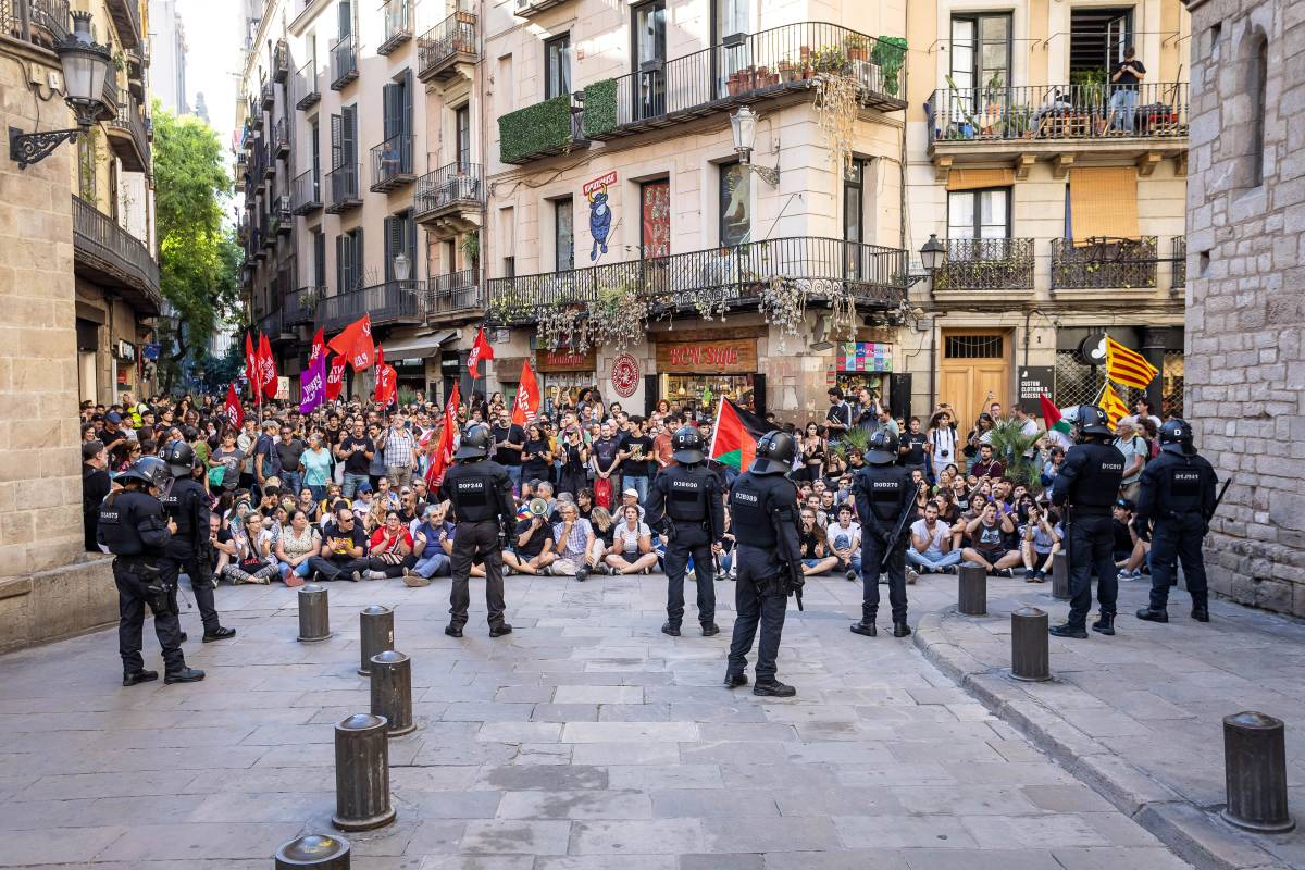 Manifestants davant la Basílica de Santa Maria del Mar - Hugo Fernández