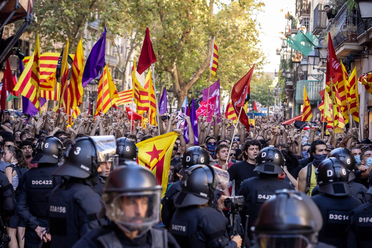 Un moment de les càrregues policials durant la manifestació en contra d'Aliança Catalana - Hugo Fernández