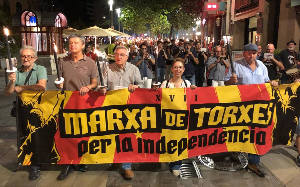 Víctor Alexandre carrega contra el 155 i reivindica la independència a la Marxa de Torxes de Manresa