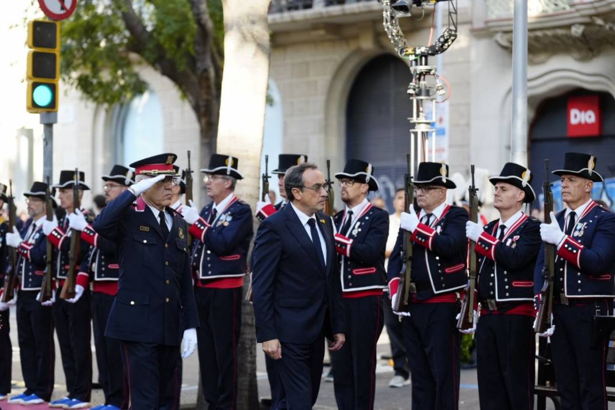 El president del Parlament, Josep Rull, durant l'ofrena - Ricard Novella