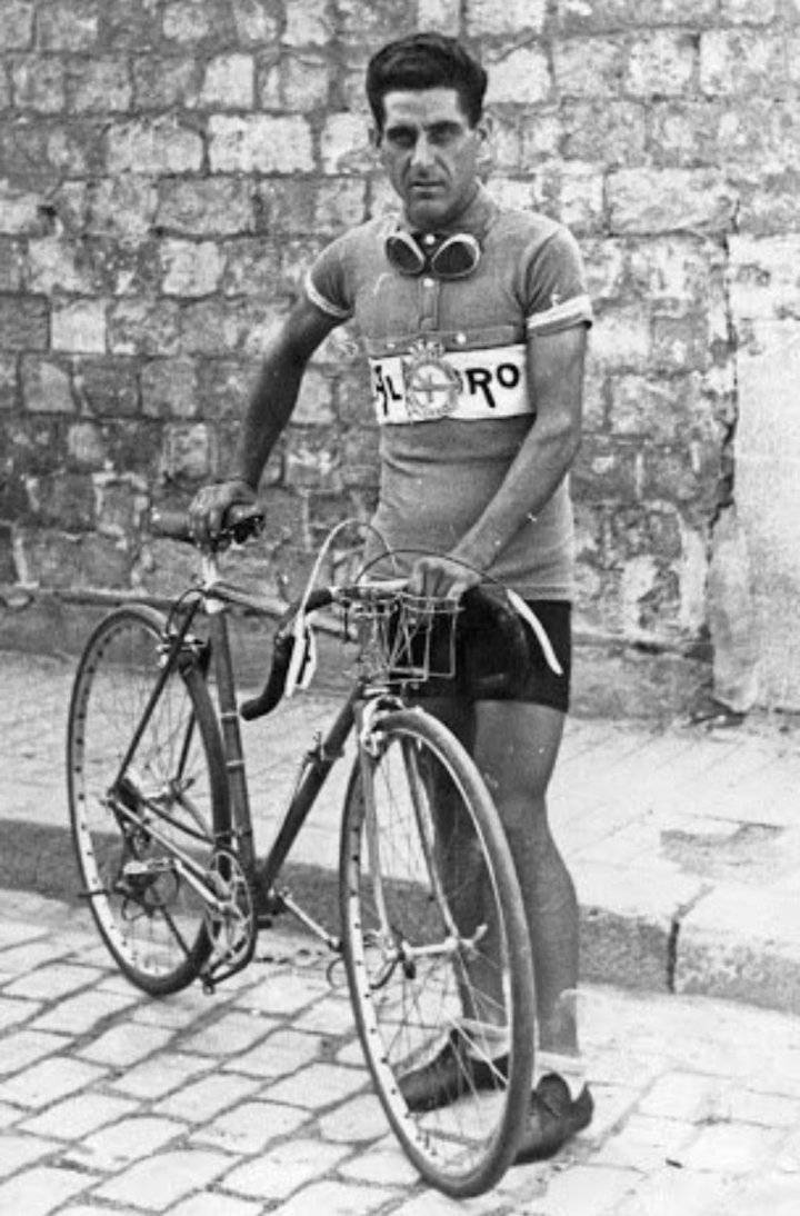 Julián Berrendero, guanyador de la classificació individual de la Vuelta de 1942, vestint la samarreta del Dépor - @twocGAME Julián Berrendero, guanyador de la classificació individual de la Vuelta de 1942, vestint la samarreta del Dépor