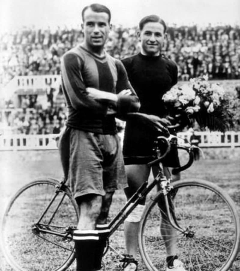 Josep Samitier i Marià Cañardo a la gespa de l’estadi de les Corts - @JoseLuisSTAP Josep Samitier i Marià Cañardo a la gespa de l’estadi de les Corts
