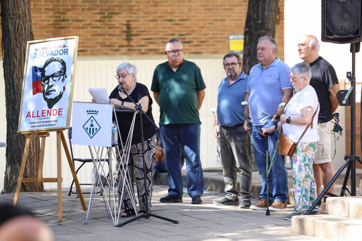 Rosa Ribell amb altres membres de la Comissió d’Homenatge a Salvador Allende - VÍCTOR CASTILLO Rosa Ribell amb altres membres de la Comissió d’Homenatge a Salvador Allende