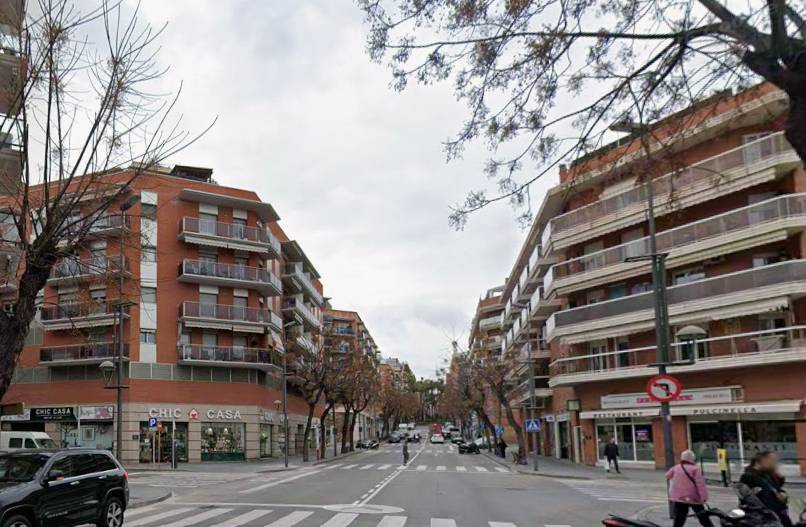 Els Bombers treabllen en un incendi a un bloc de pisos a Tarragona
