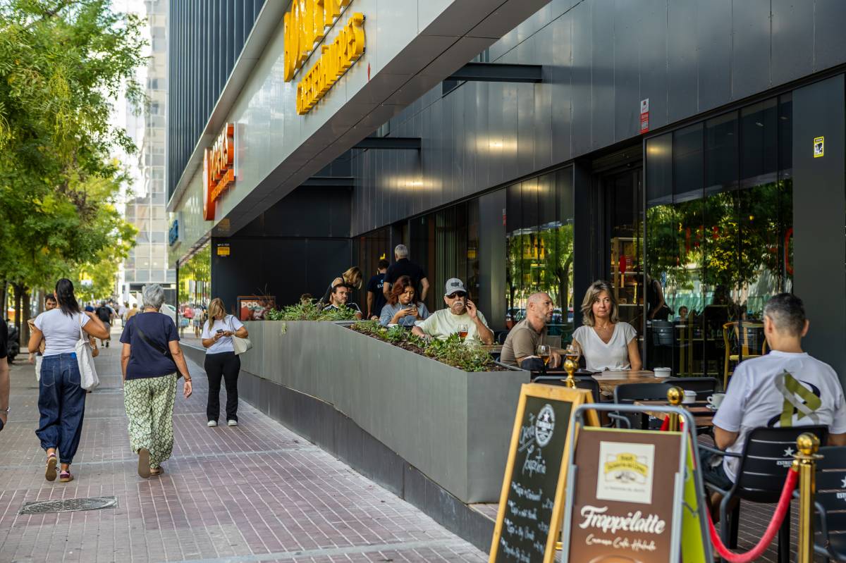 Prendre el vermut a l’Eix Macià: el ressorgiment d’una zona icònica de Sabadell