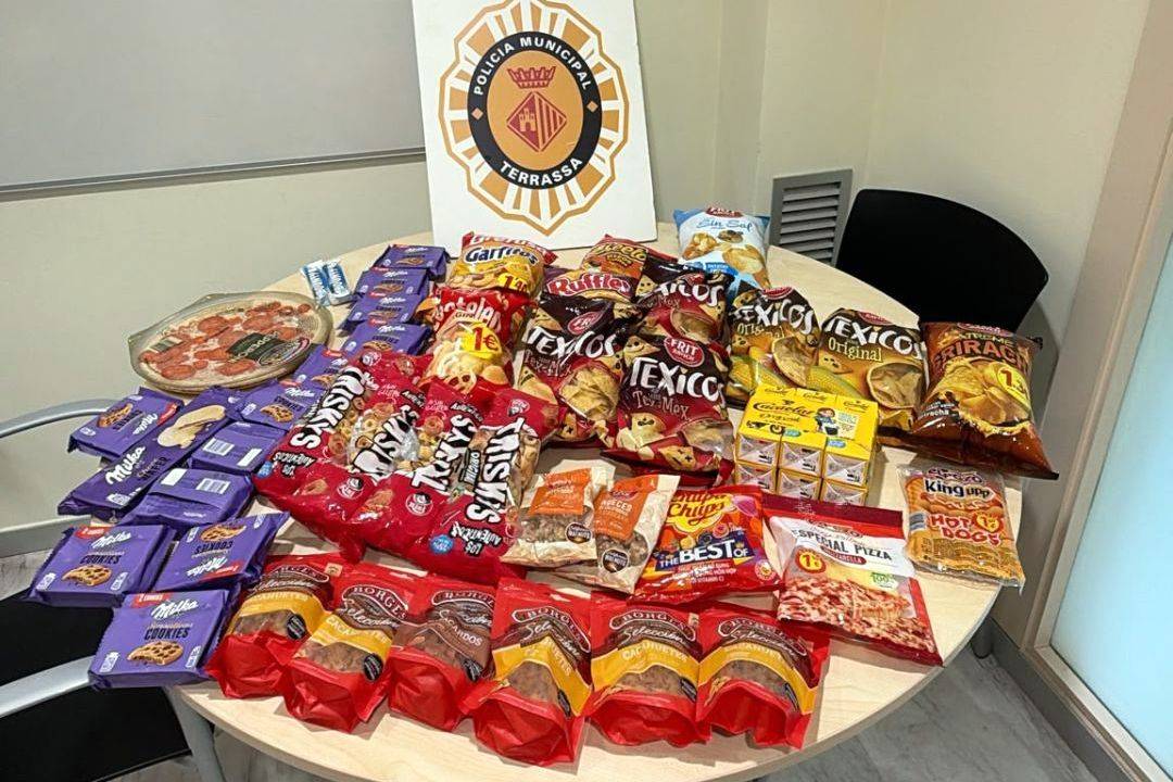 Enxampen un comerç de Terrassa amb 56 productes caducats a la venda