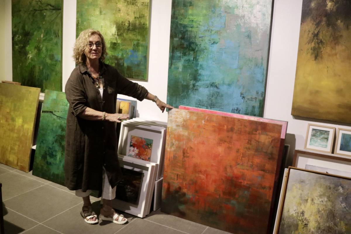 Marta Duran amb les seves pintures. - ACN Marta Duran amb les seves pintures.