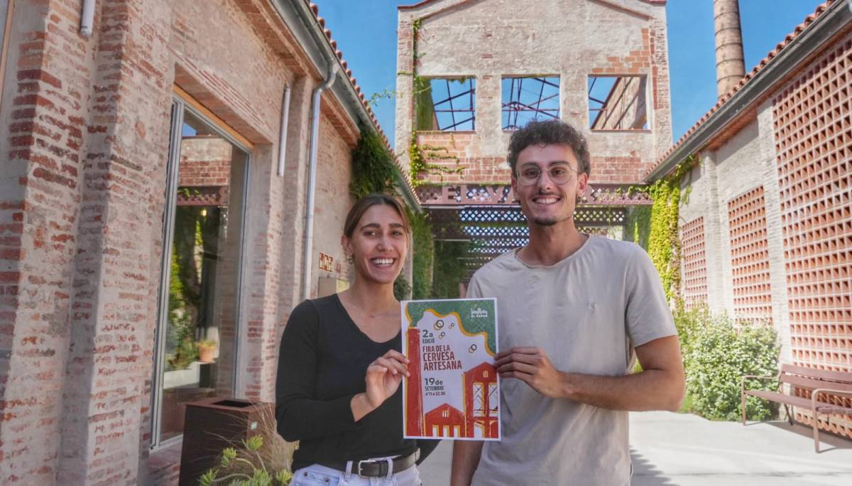 Ainhoa Servós i Pol Muns, del Vapor de Prodis durant la presentació de la Fira, amb el cartell de la segona edició - NEBRIDI ARÓZTEGUI Ainhoa Servós i Pol Muns, del Vapor de Prodis durant la presentació de la Fira, amb el cartell de la segona edició