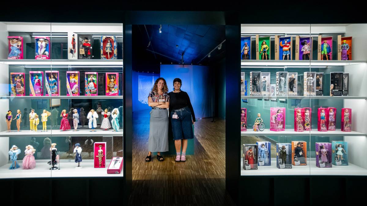 Júlia Llull i Blanca Arias, fotografiades a l'exposició El culte a la bellesa - Hugo Fernández