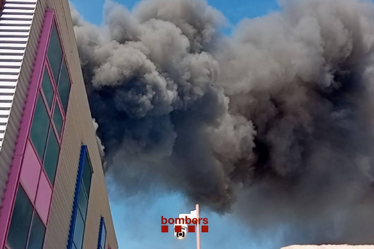 Un incendi en una fàbrica de Mataró obliga a evacuar més de 200 treballadors