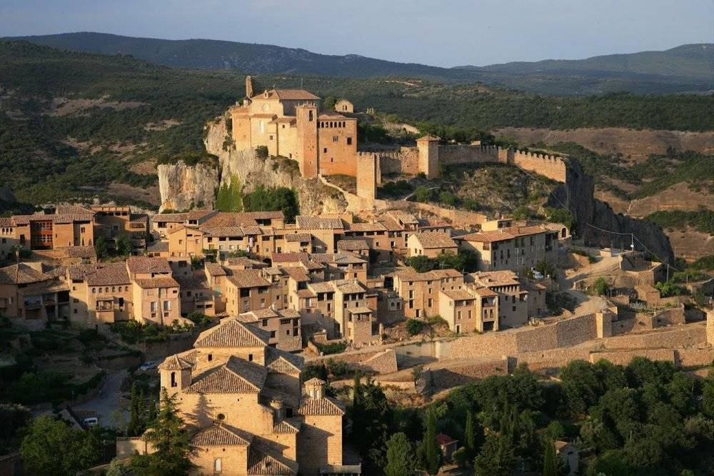 El millor poble per visitar a la tardor està als Països Catalans: miradors, una muralla medieval i un claustre únic