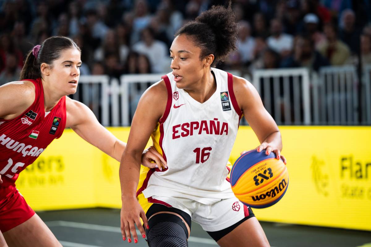 Helena Oma, en una acció del partit de la fase de grups davant d`Hongria - Helena Oma, en una acció del partit de la fase de grups davant d`Hongria