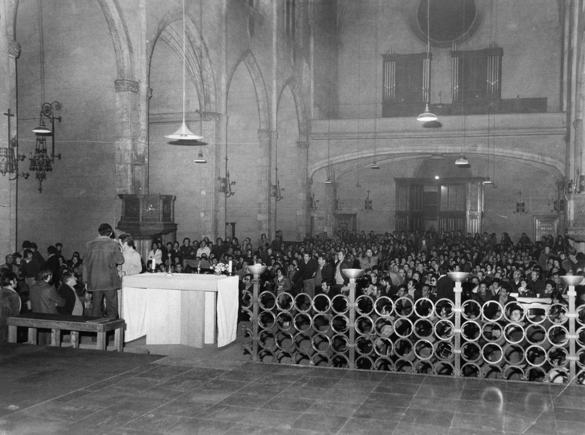 Una assemblea en un recinte religiós