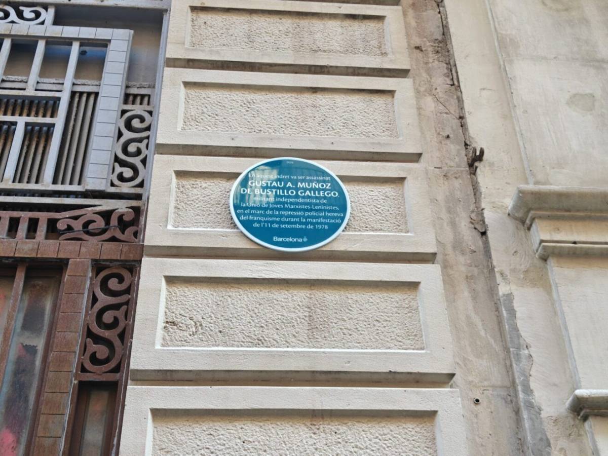 Barcelona homenatja Gustau Muñoz amb una placa de memòria al carrer Ferran