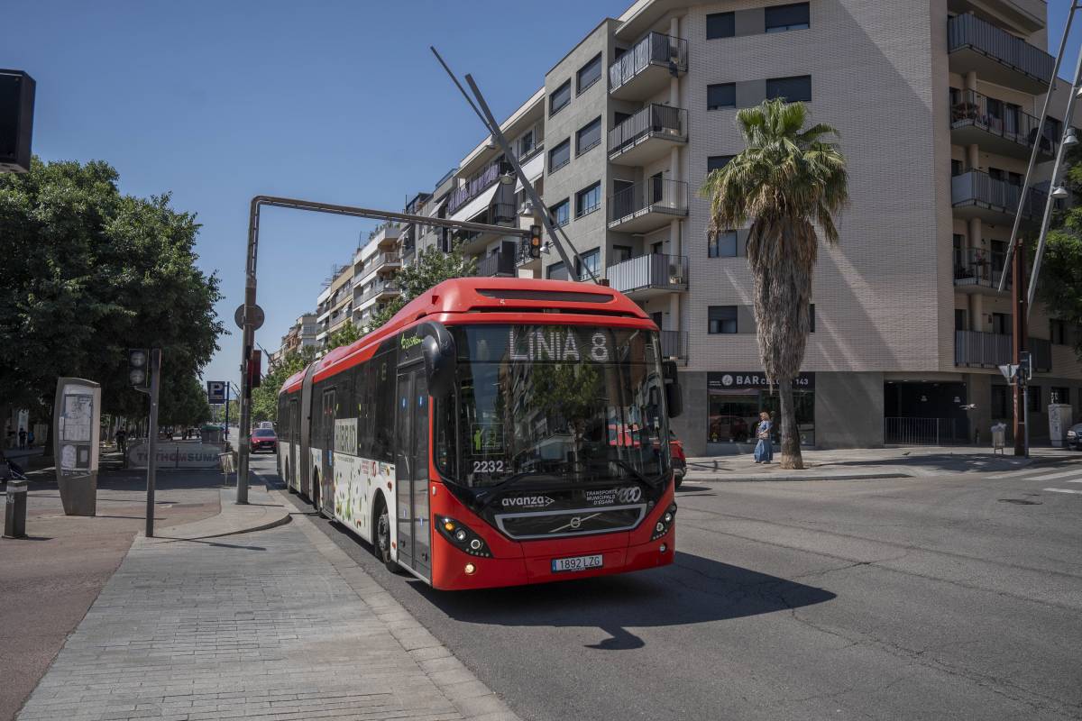 Alumnes es queden a terra a les parades de bus a l’inici de curs
