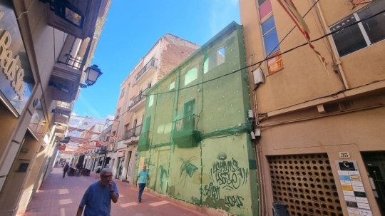Asseguren la façana de les cases del carrer Sant Antoni