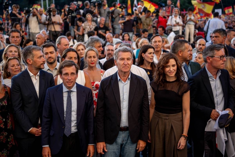 Feijóo fa un pas més: proposa ara retirar la nacionalitat als migrants que cometin delictes greus 