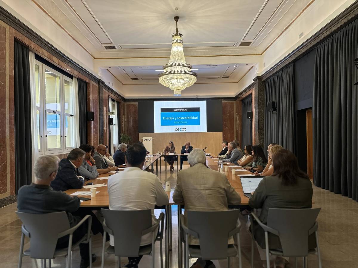La sessió de treball amb Àngela de Miguel i representants empresarials de la Cecot - Cecot