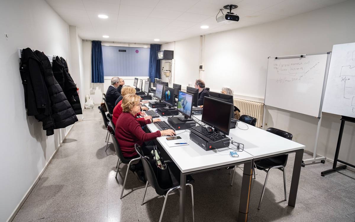 Els centres cívics de Manresa reprenen l'activitat amb nous tallers de vitrall i música electrònica