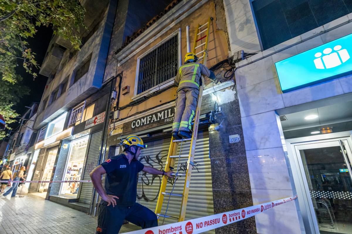 Intervenció dels Bombers per un problema a la façana d’un edifici de l’avinguda de Matadepera