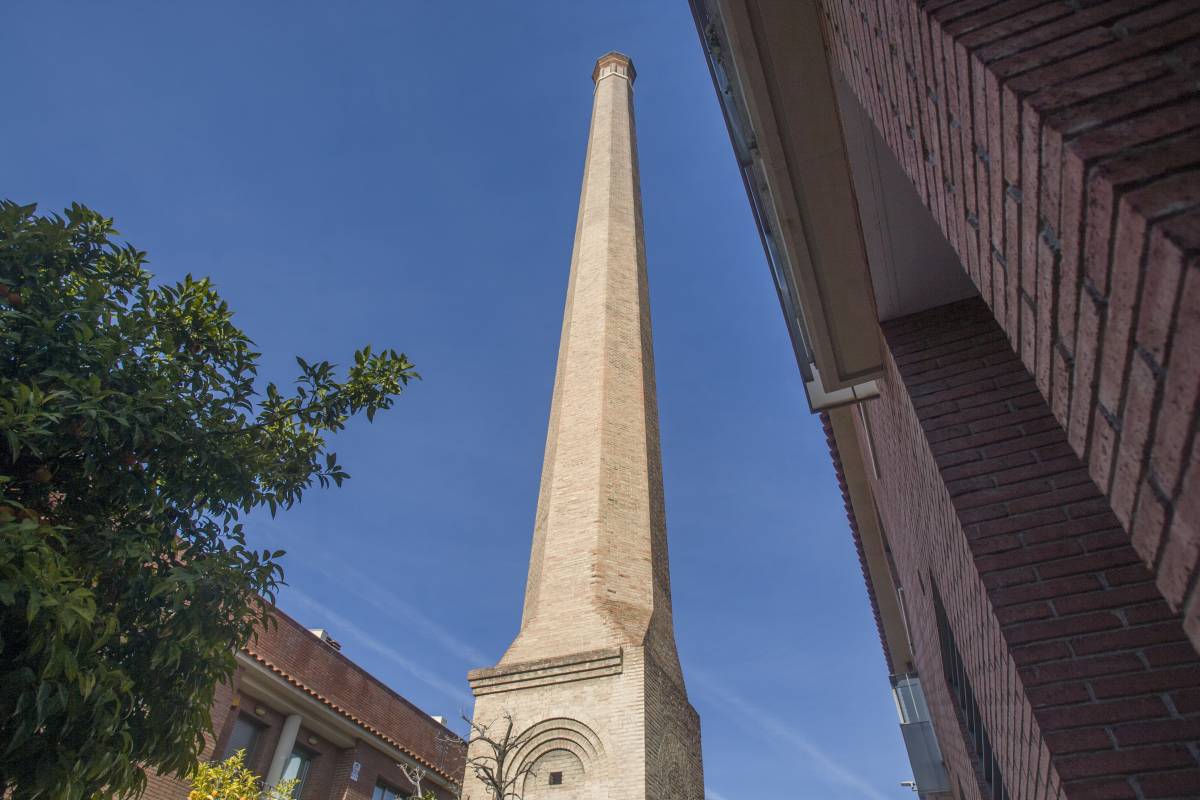 Xemeneia de la Tintorera Llanera a la plaça Salvat Papasseït - Nebridi Aróztegui Xemeneia de la Tintorera Llanera a la plaça Salvat Papasseït