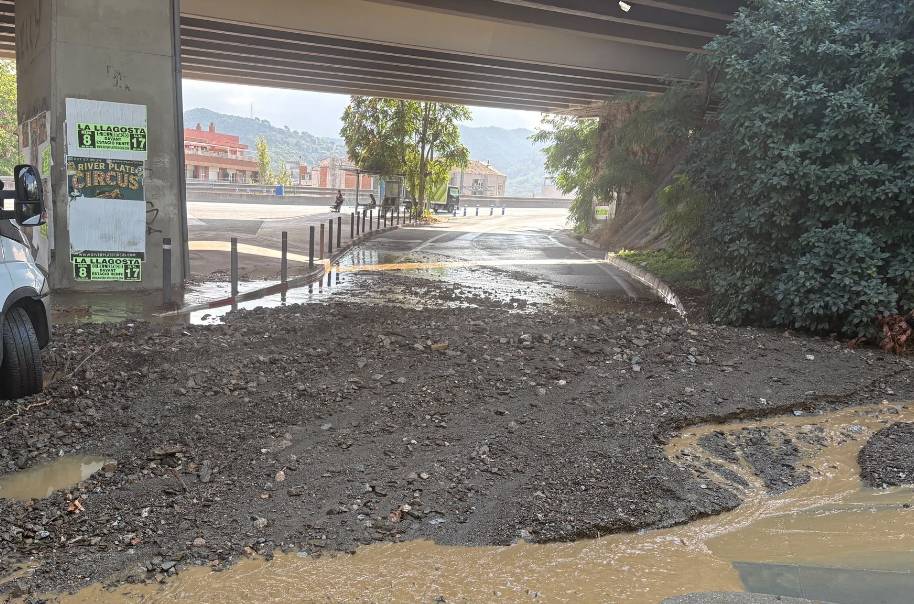 Una avaria en una canonada provoca una gran fuita d’aigua i inunda diversos carrers de Montcada i Reixac