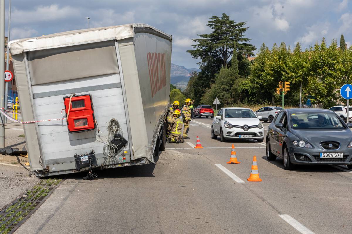 FOTOS | Un camió perd el remolc en plena carretera i obliga a tallar un carril a la B-124