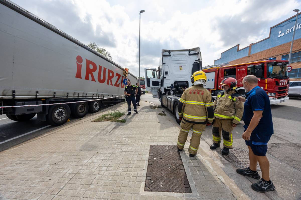 Incident d`un camió a la B-124 - Juanma Peláez Incident d`un camió a la B-124