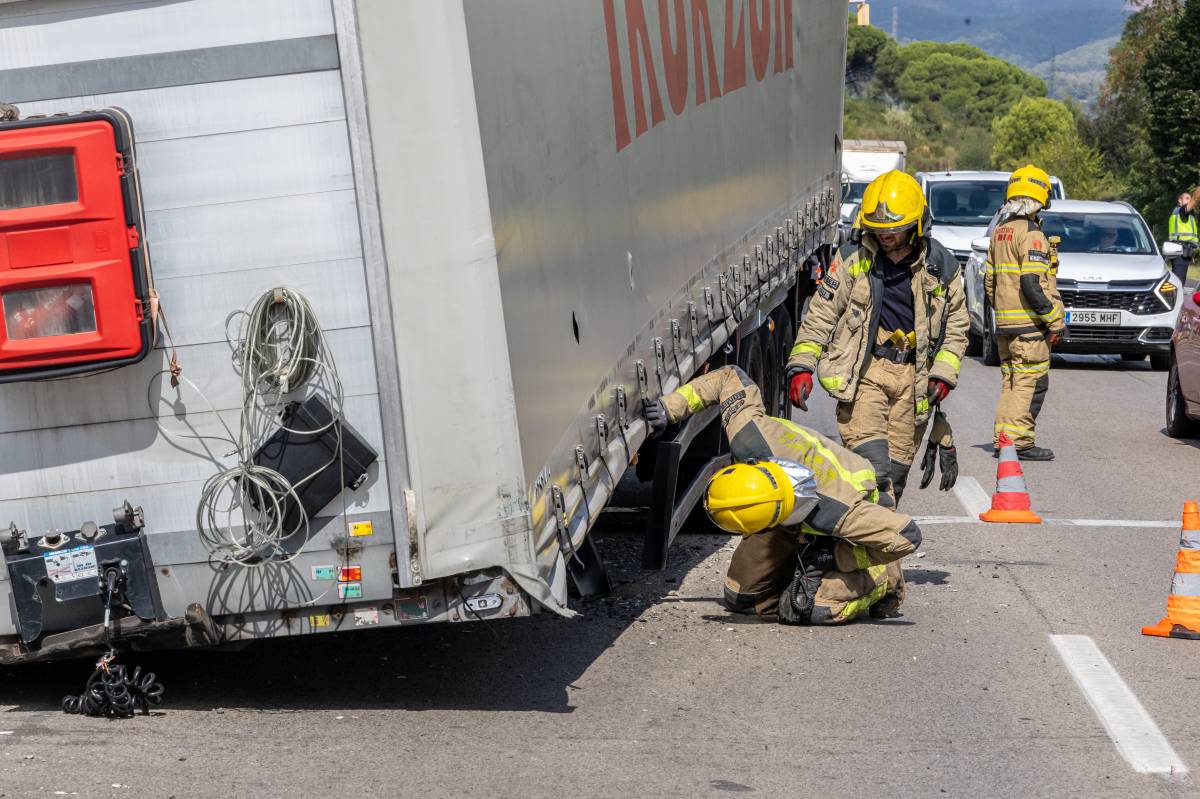 Incident d`un camió a la B-124 - Juanma Peláez Incident d`un camió a la B-124