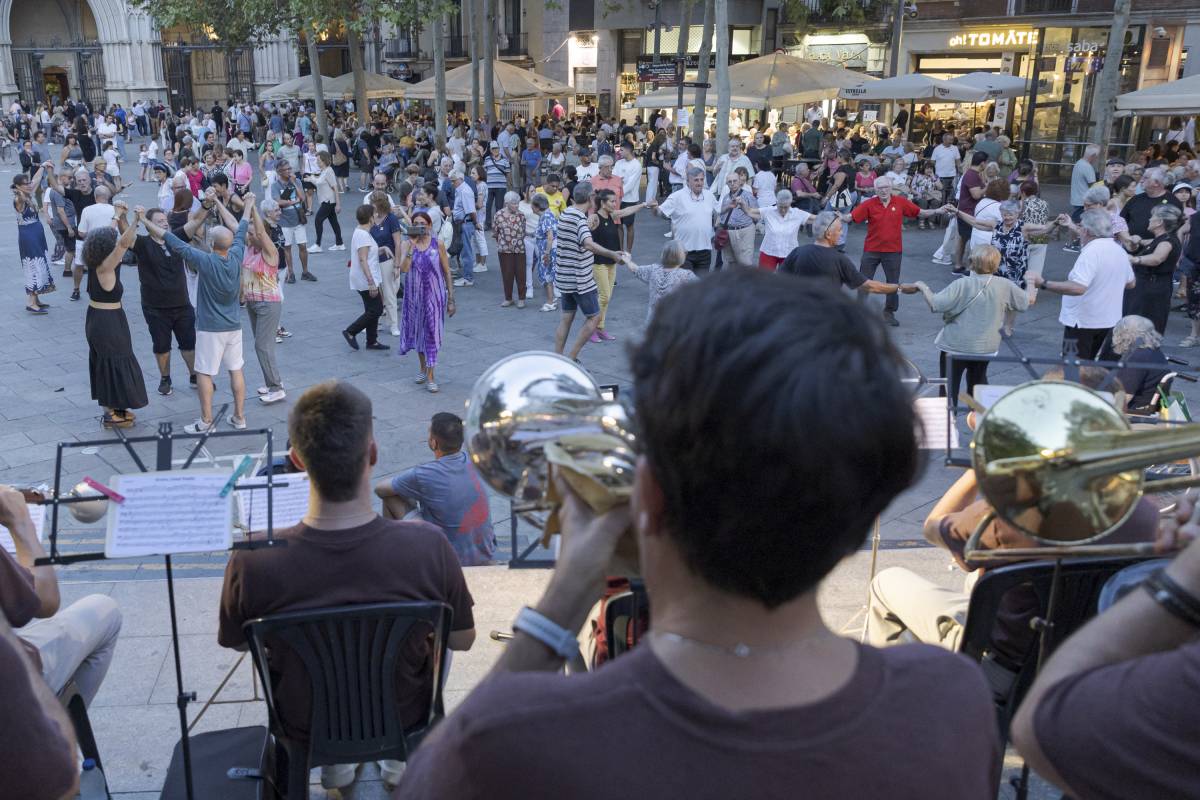 La cultura popular pren la Plaça Vella en homenatge a Pau Casals: 