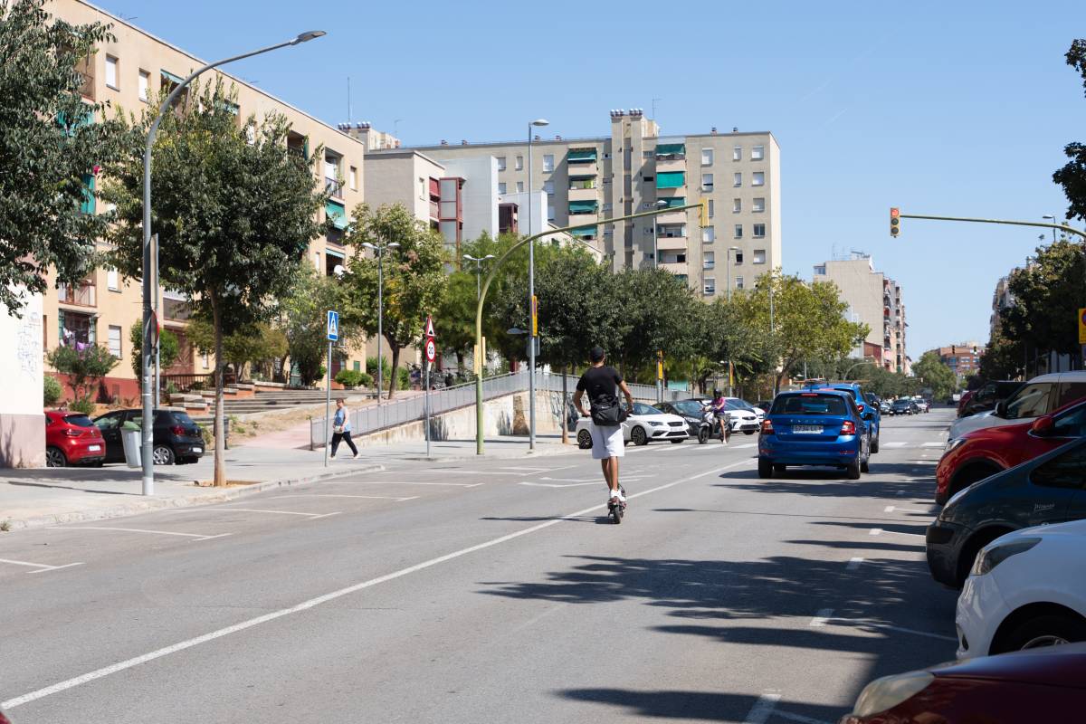 Un patinet elèctric pel passeig d`Espronceda - David Chao Un patinet elèctric pel passeig d`Espronceda