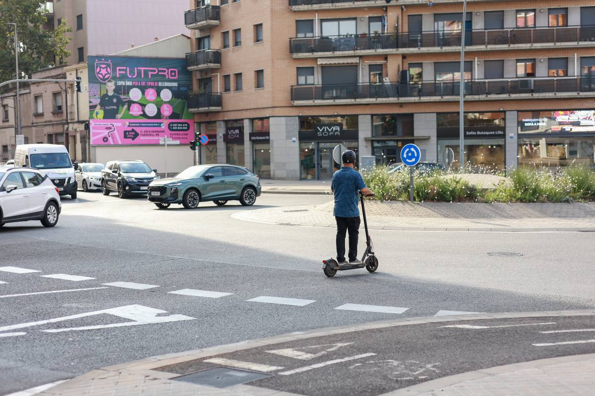 Un patinet elèctric entre la carretera de Barcelona i la ronda de Ponent - Víctor Castillo Un patinet elèctric entre la carretera de Barcelona i la ronda de Ponent