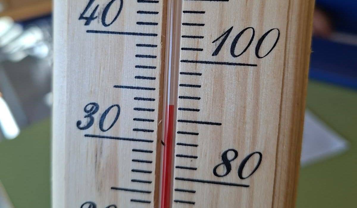 Un termòmetre a l`Andreu Castells marcant 34 graus - AFI Andreu Castells Un termòmetre a l`Andreu Castells marcant 34 graus