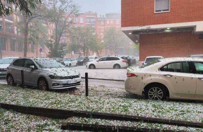 Tempesta torrencial a Girona: pedregada i cascada a les escales de la catedral