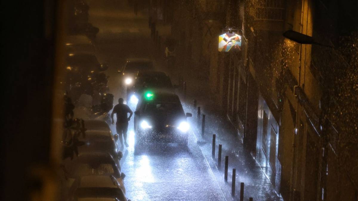 Protecció Civil demana limitar la mobilitat: avís vermell de temps violent