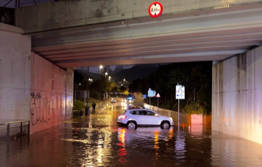 Els serveis d'emergències busquen una dona arrossegada per una riera a Olivella