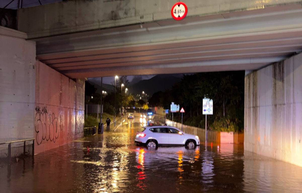 Els serveis d'emergències busquen una dona arrossegada per una riera a Olivella