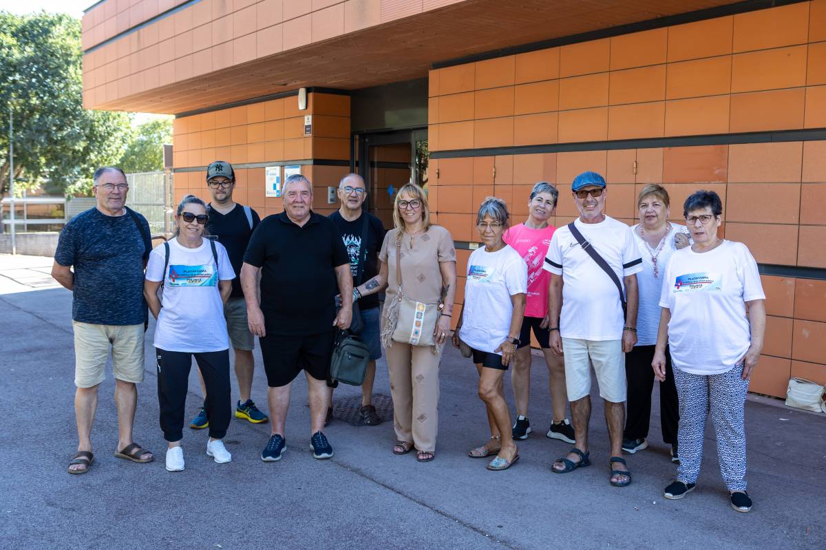 Membres de la plataforma a les portes del CAP de Polinyà - Juanma Peláez Membres de la plataforma a les portes del CAP de Polinyà