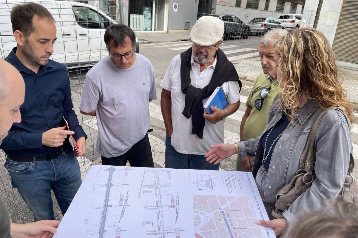 Visita del regidor Xavier Cardona, tècnics municipals i veïns al tram afectat - Ajuntament de Terrassa Visita del regidor Xavier Cardona, tècnics municipals i veïns al tram afectat