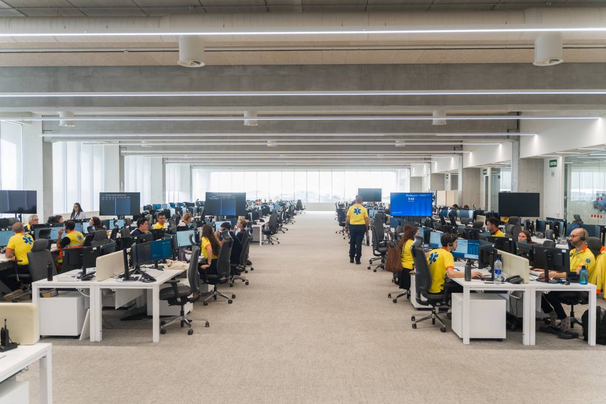 La sala on es decideix tot: així coordina el SEM les emergències que alerten els sabadellencs