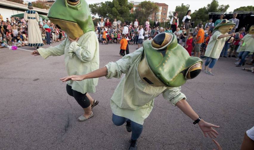 La plaça del Treball s'engalana per la festa major de Gràcia 2026: consulta el programa
