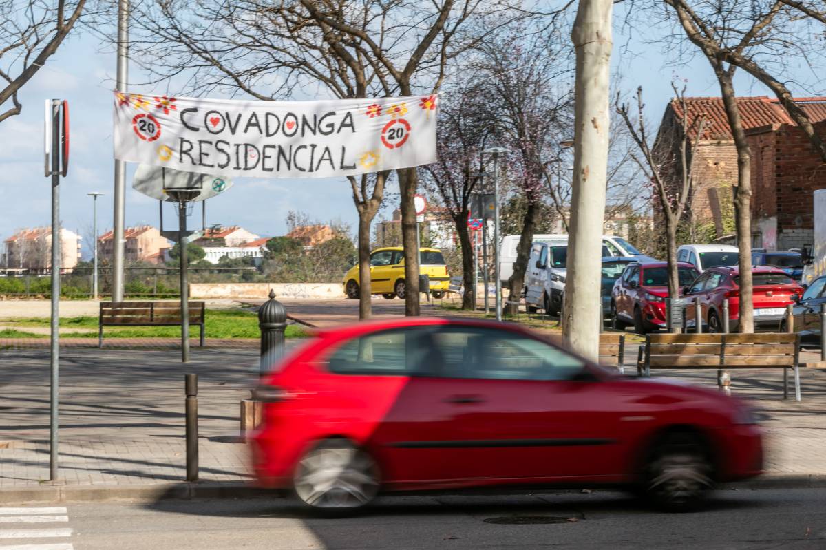 Una marxa a Covadonga per a reivindicar més espai per als vianants: "No ens han deixat tallar el carrer!"