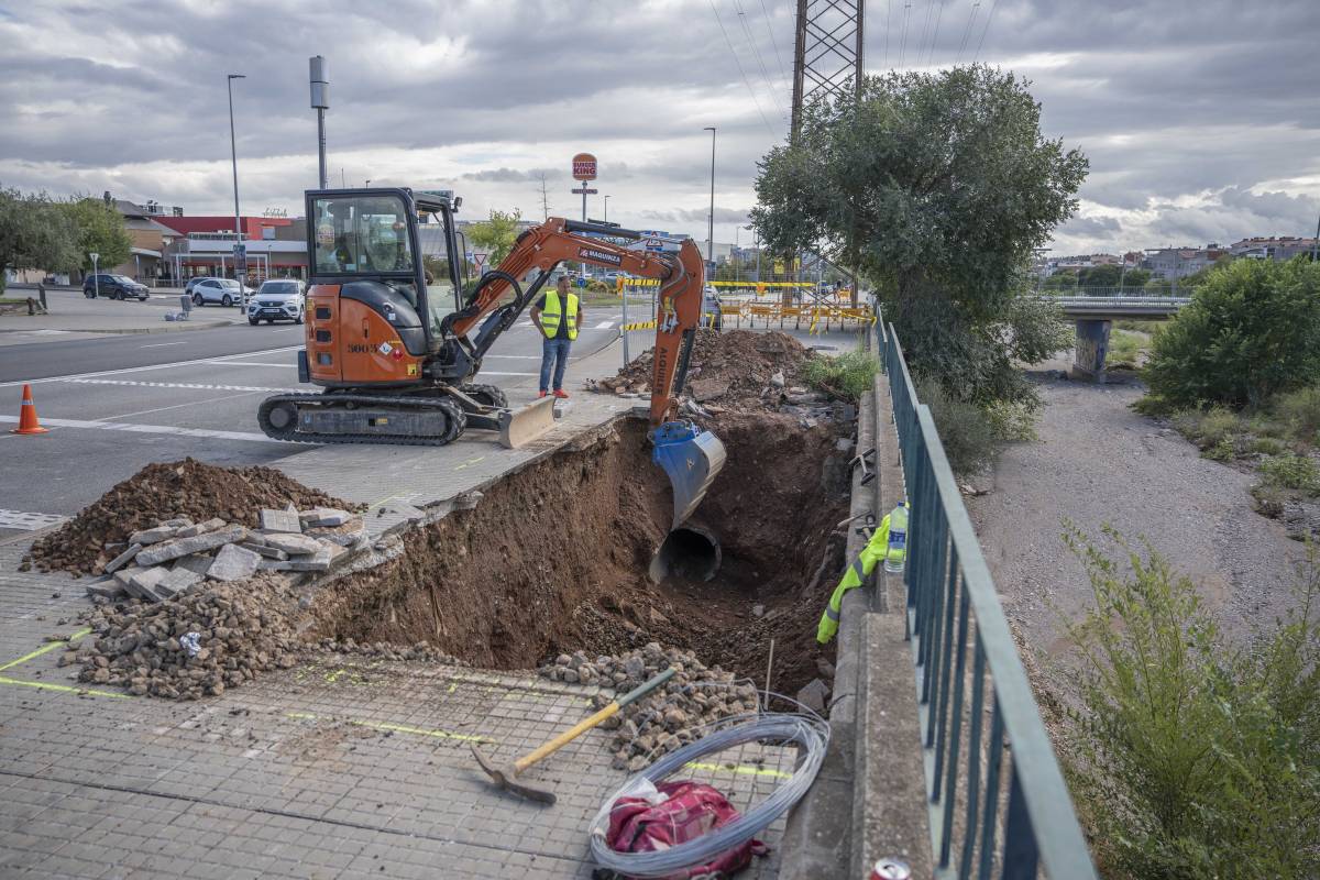 L’erosió del mur de la riera obre un esvoranc a l’avinguda del Vallès