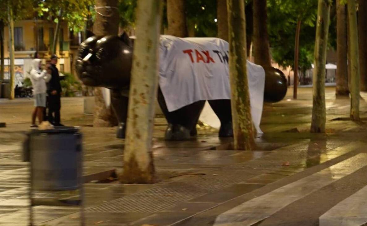 Escultures de Barcelona es lleven amb missatges que reclamen «apujar els impostos als rics»